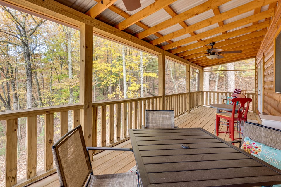 Mount Haven Retreat : Escape with Screened Porch! House in Tennessee