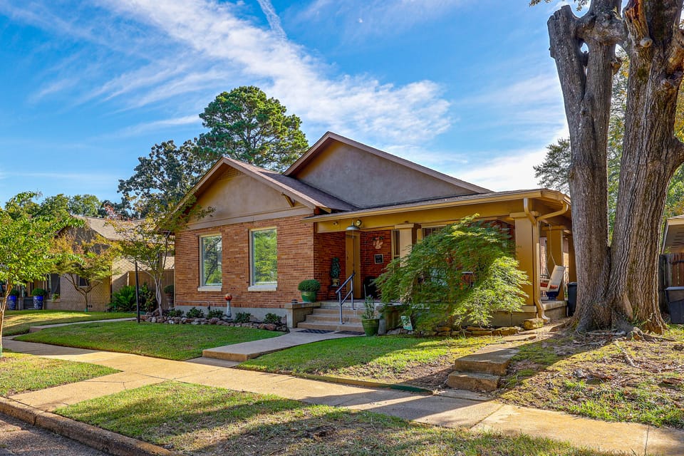 < 1 Mi to Dtwn Texarkana: Couple's Retreat w/ Yard Apartment in Texarkana