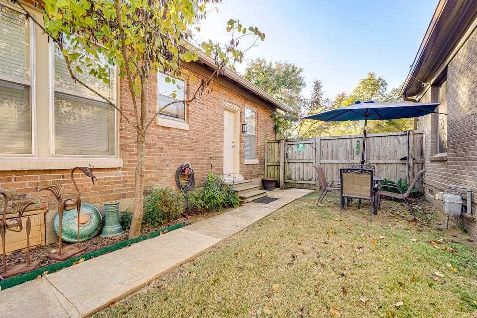 < 1 Mi to Dtwn Texarkana: Couple's Retreat w/ Yard Apartment in Texarkana