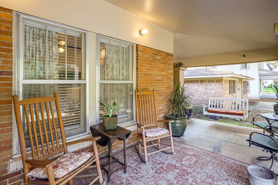 < 1 Mi to Dtwn Texarkana: Couple's Retreat w/ Yard Apartment in Texarkana