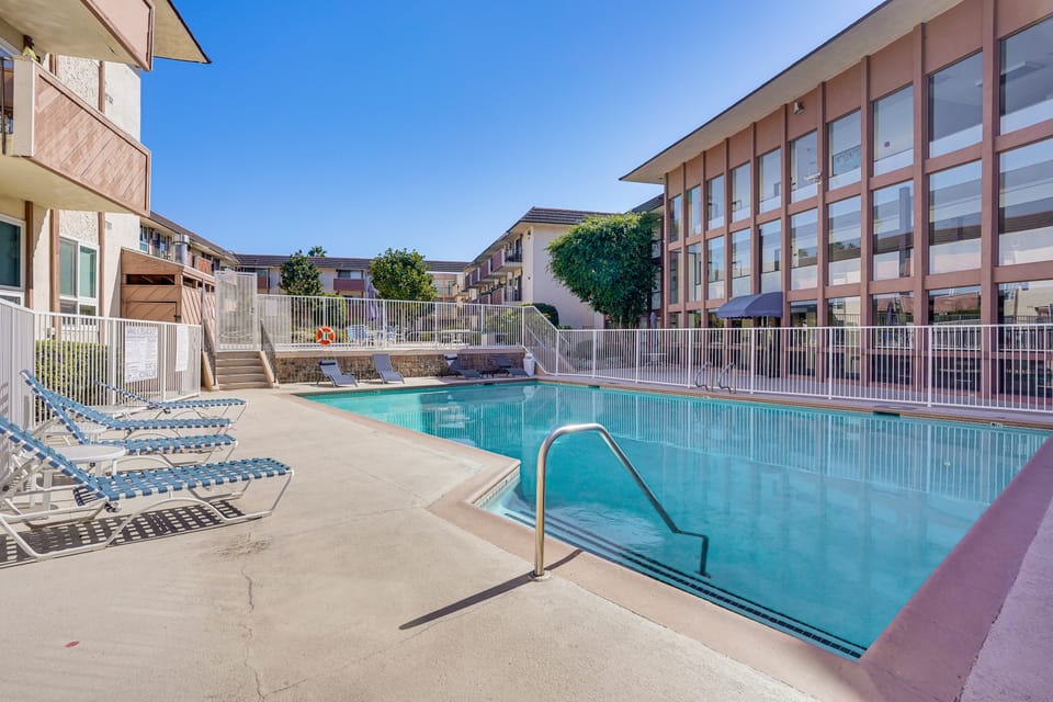Steps to CSULB: Cozy Condo w/ Pool Access! Apartment in Long Beach