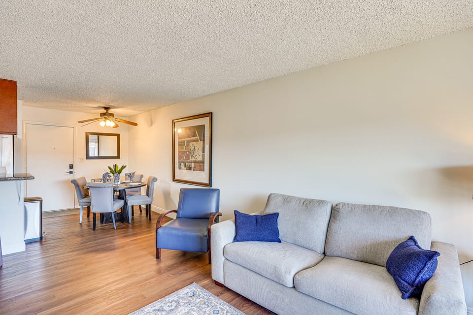 Steps to CSULB: Cozy Condo w/ Pool Access! Apartment in Long Beach