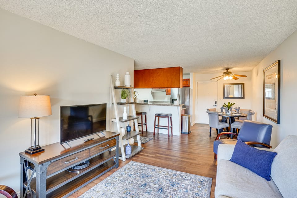 Steps to CSULB: Cozy Condo w/ Pool Access! Apartment in Long Beach