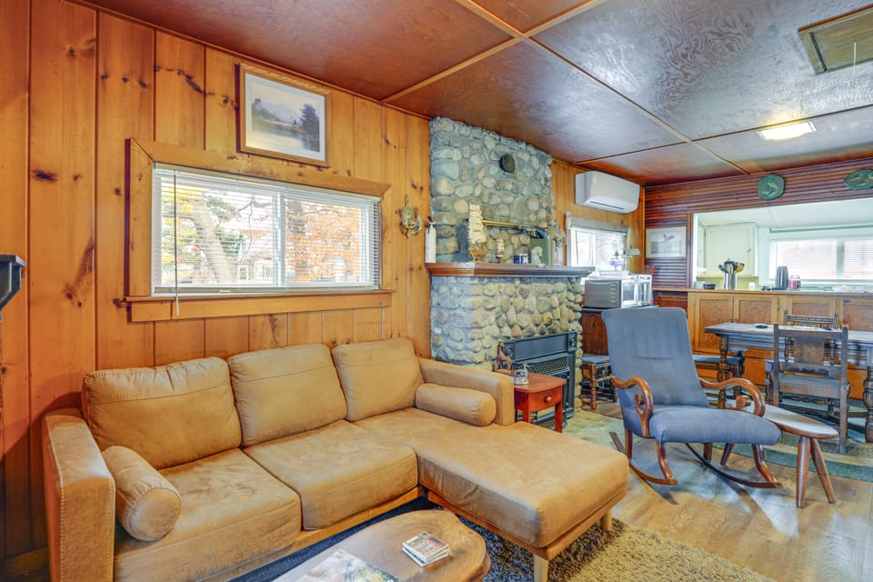 Rustic North Lake Cabin Near Otter Lake House in Michigan