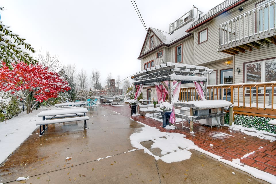 Walk to the Falls! Niagara Retreat w/ Hot Tub House in Niagara Falls