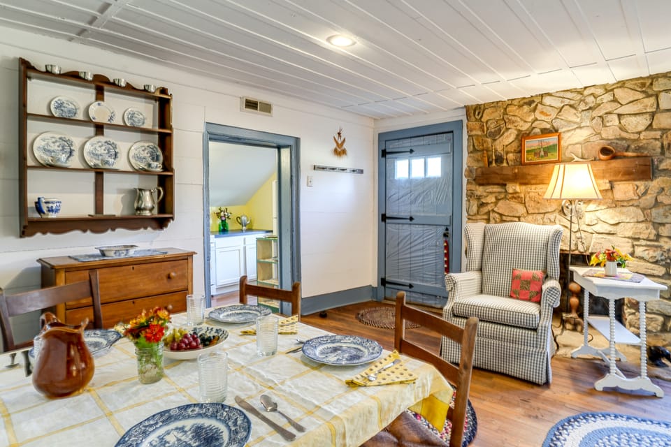 Blue Ridge Retreat! Cottage on the Rapidan River House in Shenandoah Valley