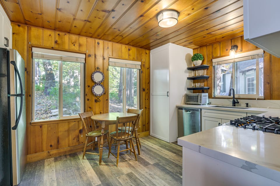 Private Dock on Lake Arrowhead! Cozy Mtn Cabin House in Lake Arrowhead