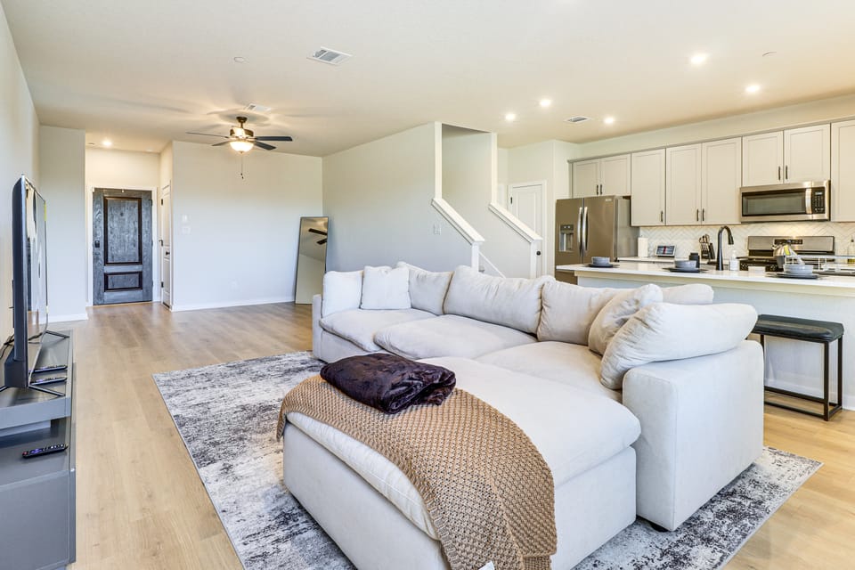 < 2 Mi Kalahari & Dell Diamond! Modern Townhome Apartment in Round Rock
