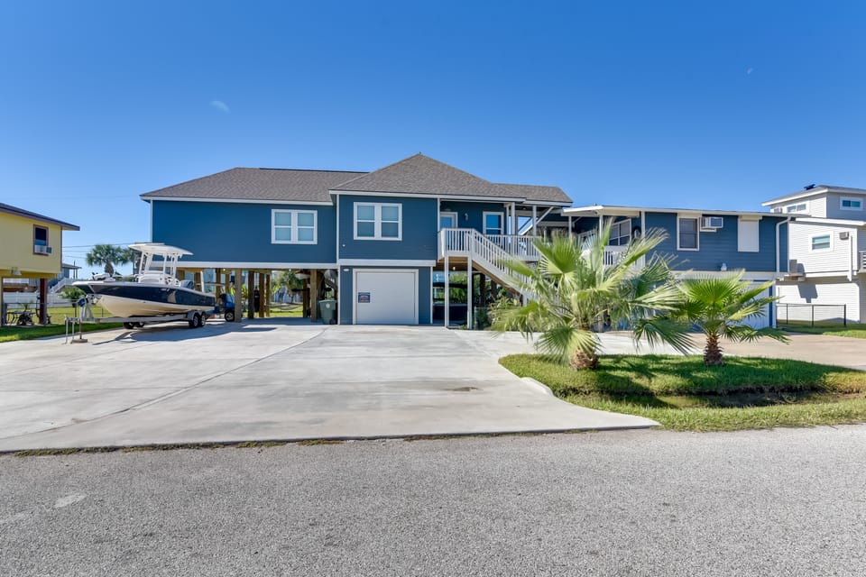 Group-Friendly Hot Tub Haven in Galveston! House in Galveston Island