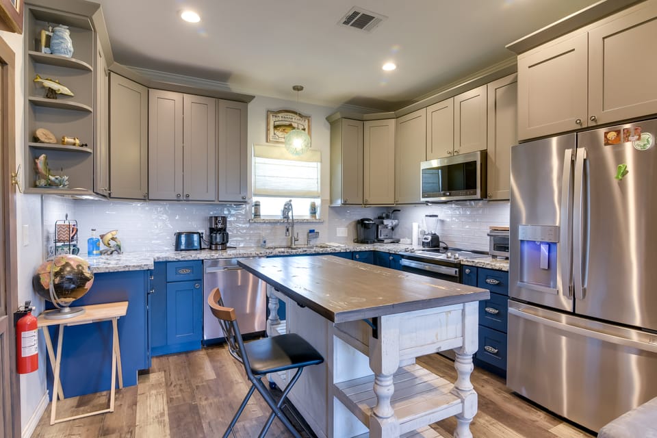 Group-Friendly Hot Tub Haven in Galveston! House in Galveston Island