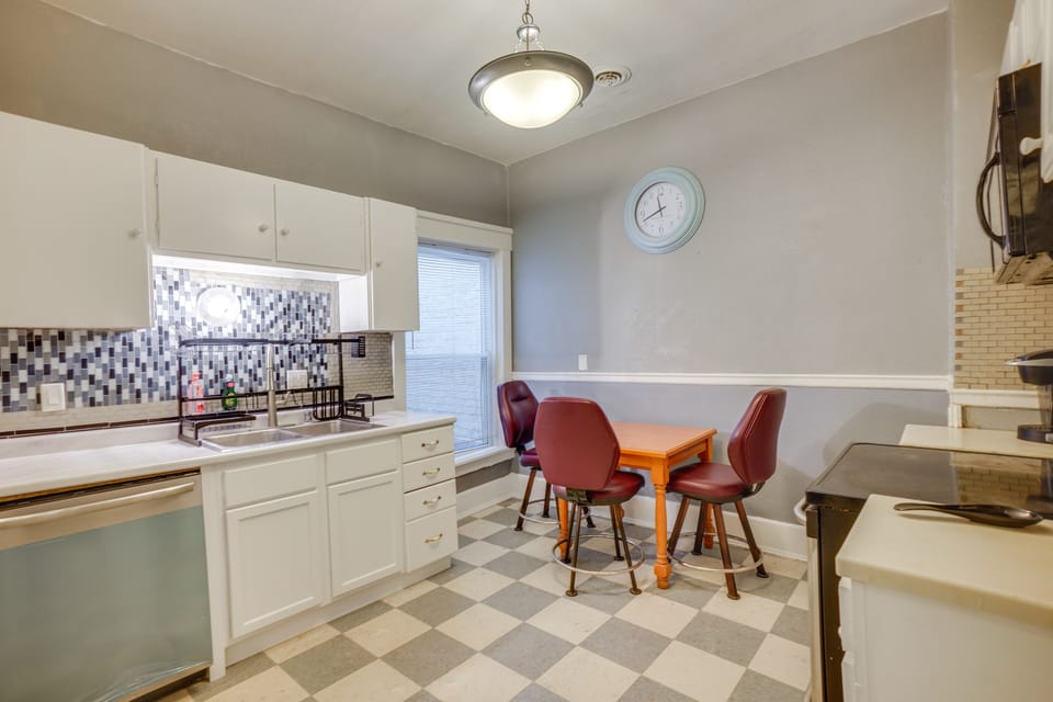 1 Mi to Lake Michigan! Urban Racine Apartment Apartment in Racine