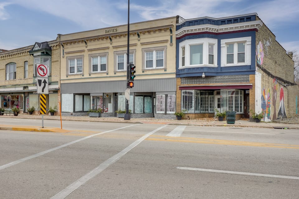 1 Mi to Lake Michigan! Urban Racine Apartment Apartment in Racine