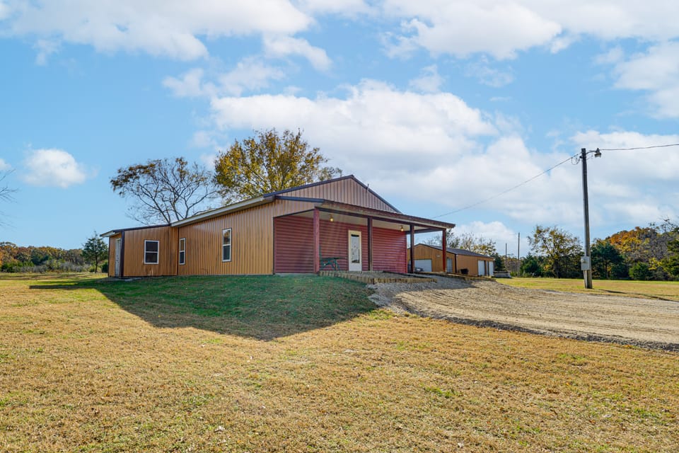 On 17 Acres! Countryside Retreat in Louisburg House in Ozark Mountains