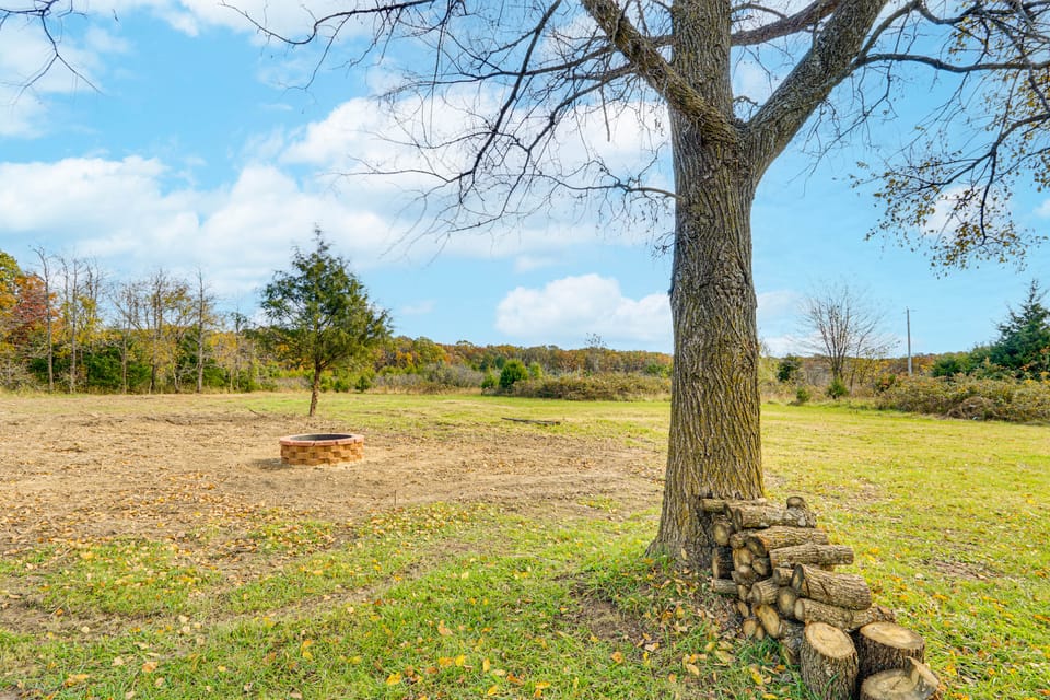 On 17 Acres! Countryside Retreat in Louisburg House in Ozark Mountains