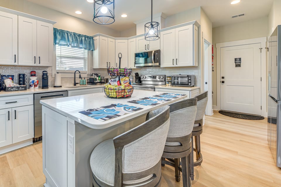 Hot Tub + Fire Pit: Home Near Dtwn Little River! House in Little River