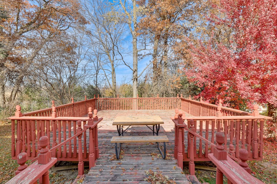 8 Mi to Dtwn Rochester: Peaceful Home w/ Deck! House in Rochester