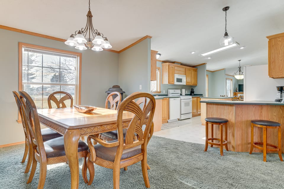 8 Mi to Dtwn Rochester: Peaceful Home w/ Deck! House in Rochester