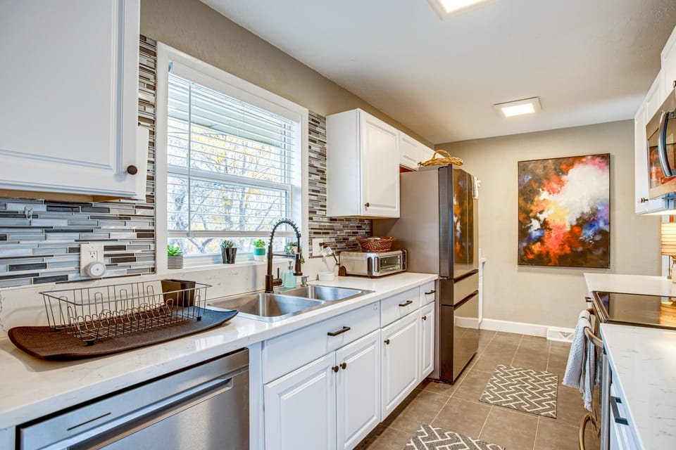 Easy I-25 Access! Vibrant North Denver Home House in Thornton