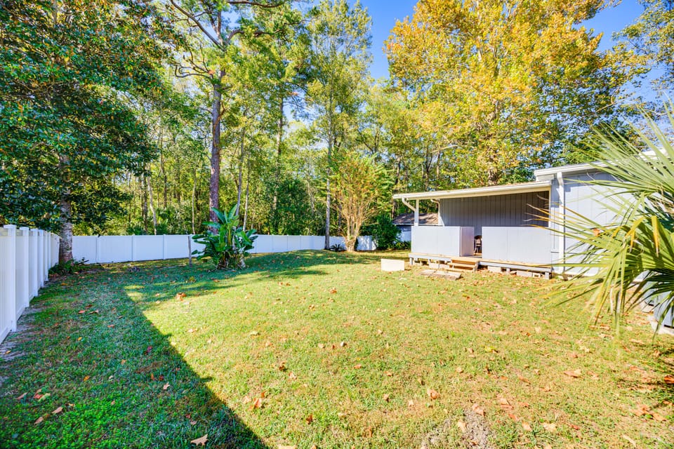 Covered Deck, Large Yard! Pet-Friendly Jax Escape! House in Jacksonville