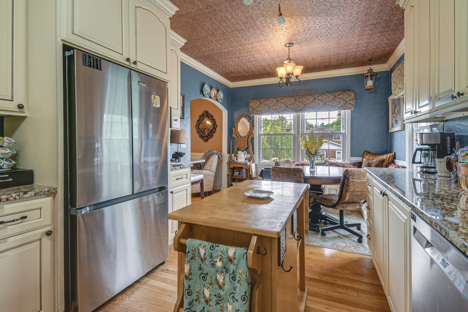 Near Hospitals & Marshall University! Cozy Cottage House in Huntington
