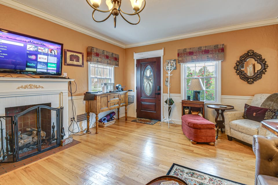 Monthly Stay Special! Cozy Cottage in Huntington House in Huntington