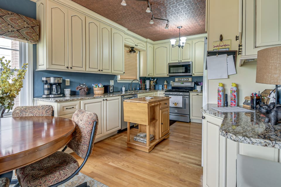 Near Hospitals & Marshall University! Cozy Cottage House in Huntington