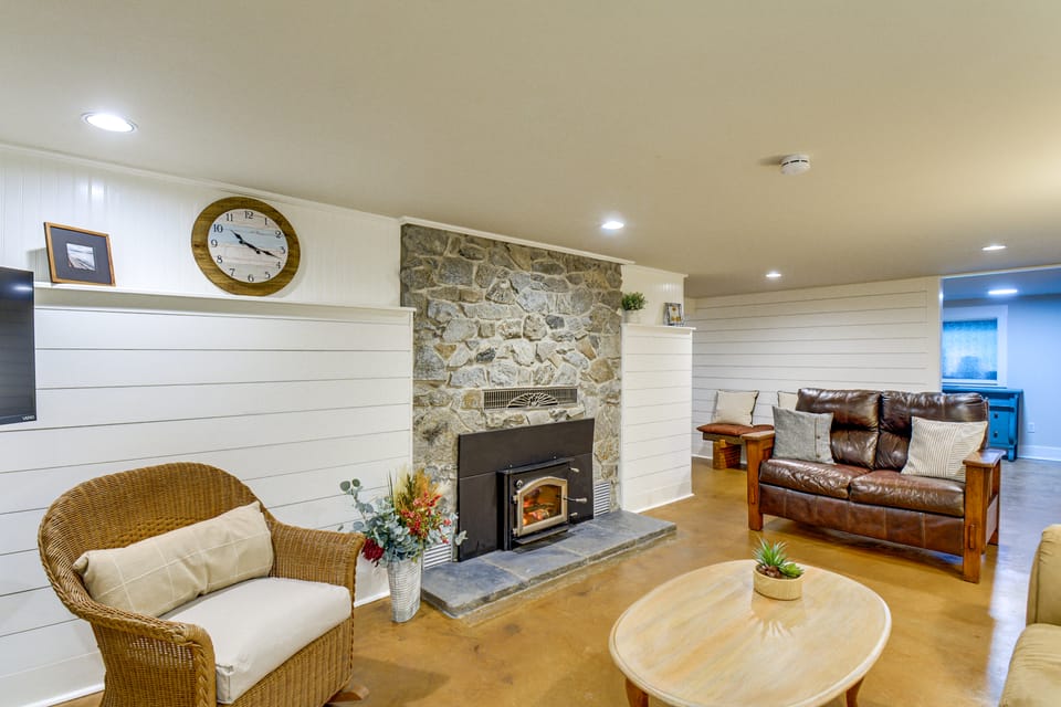 Peaceful Patio View! Waterfront Puget Sound Unit Apartment in Puget Sound
