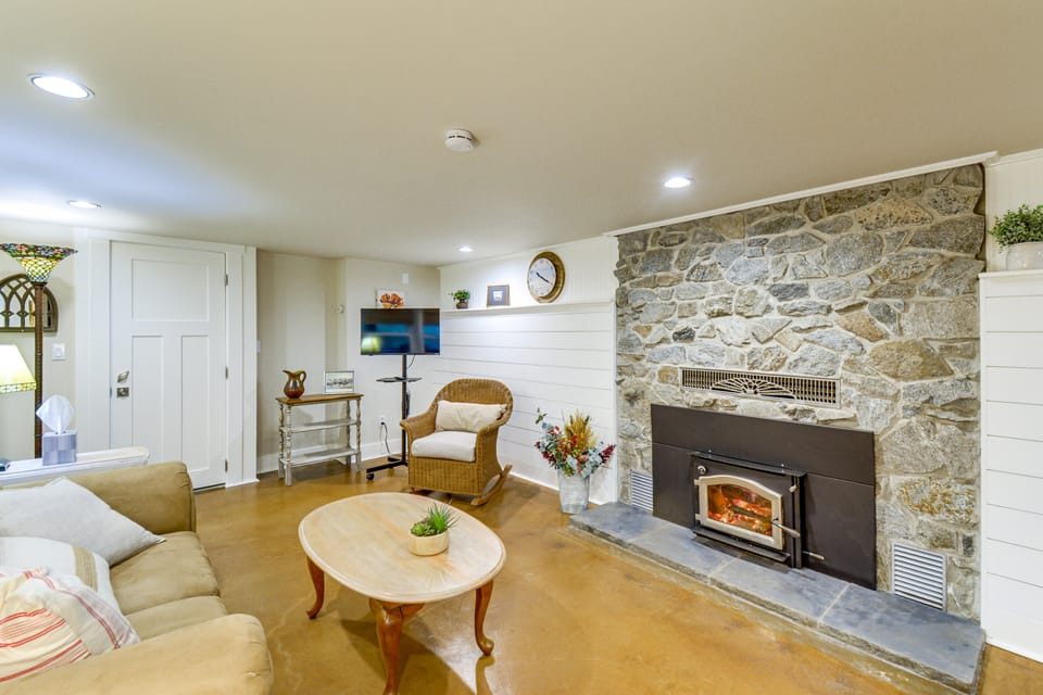 Peaceful Patio View! Waterfront Puget Sound Unit Apartment in Puget Sound