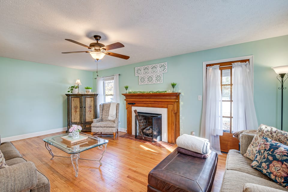 < 1 Mi to Dtwn Franklin: Charming Home w/ Sunroom! House in Kentucky