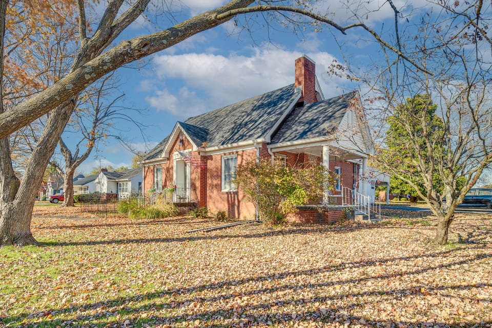 < 1 Mi to Dtwn Franklin: Charming Home w/ Sunroom! House in Kentucky