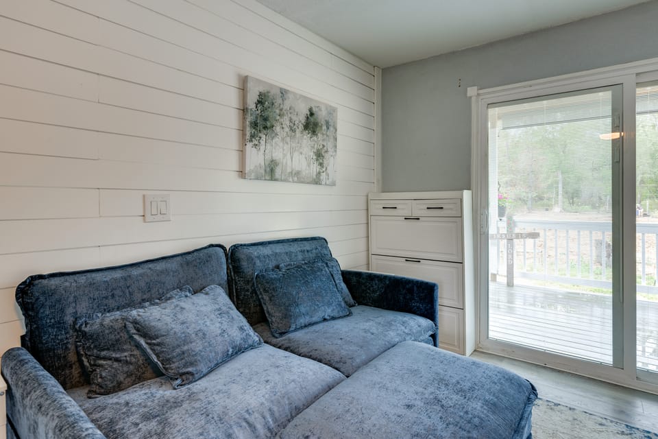 10 Mi to Lake Conroe: Couple’s Retreat w/ Porch! Apartment in Texas