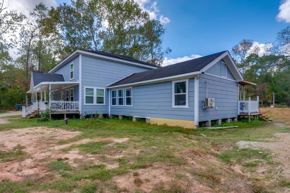 10 Mi to Lake Conroe: Couple’s Retreat w/ Porch! Apartment in Texas