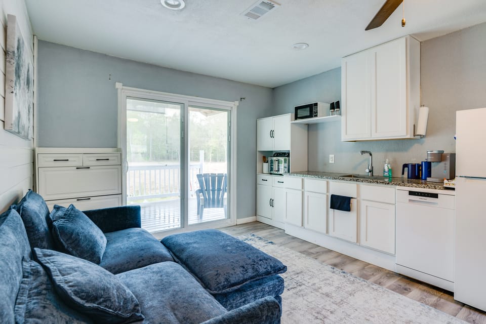 10 Mi to Lake Conroe: Couple’s Retreat w/ Porch! Apartment in Texas