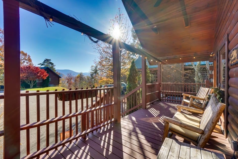 Family friendly Cabin,Private Hot Tub, Mtn View House in Gatlinburg