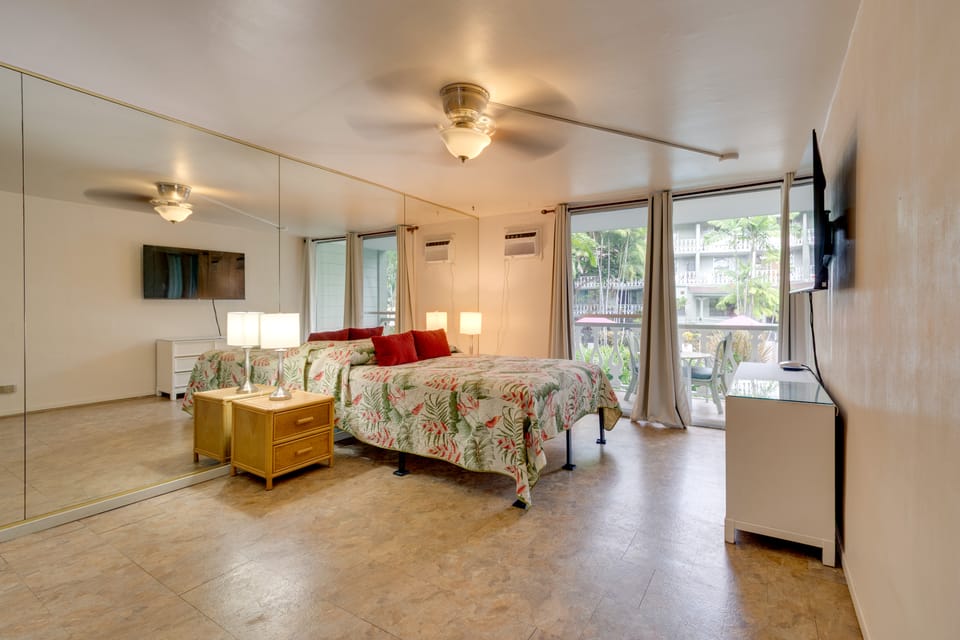 Kona Beach Retreat Steps to Ocean: Soak & Stroll! Apartment in Holualoa
