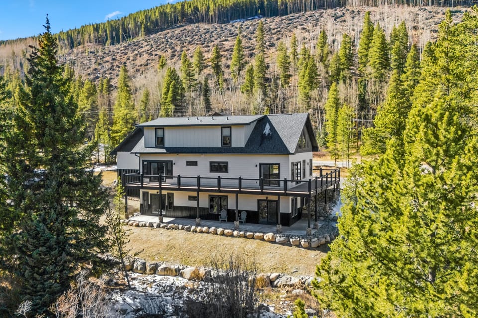 Hot Tub & Game Room! Luxury Blue River Retreat House in Blue River