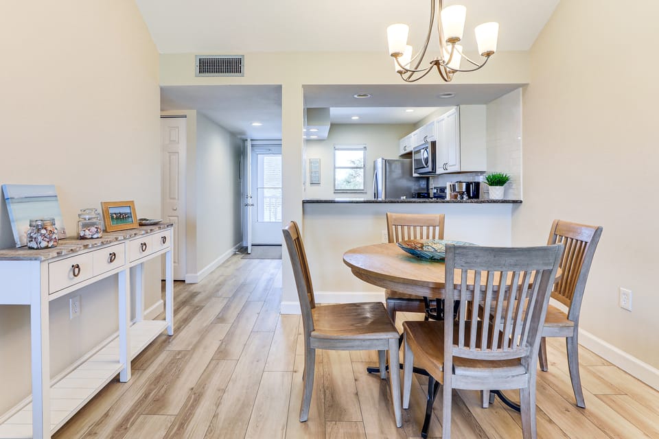 6 Mi to Caspersen Beach! Country Club Condo Apartment in Venice
