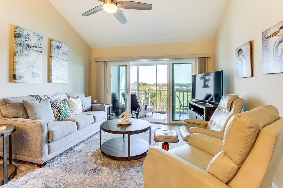 6 Mi to Caspersen Beach! Country Club Condo Apartment in Venice