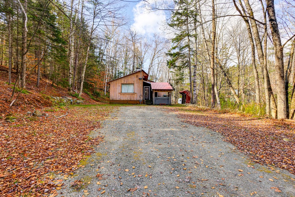 4 Mi to Stratton Mountain Resort! Cabin w/ Hot Tub House in Jamaica