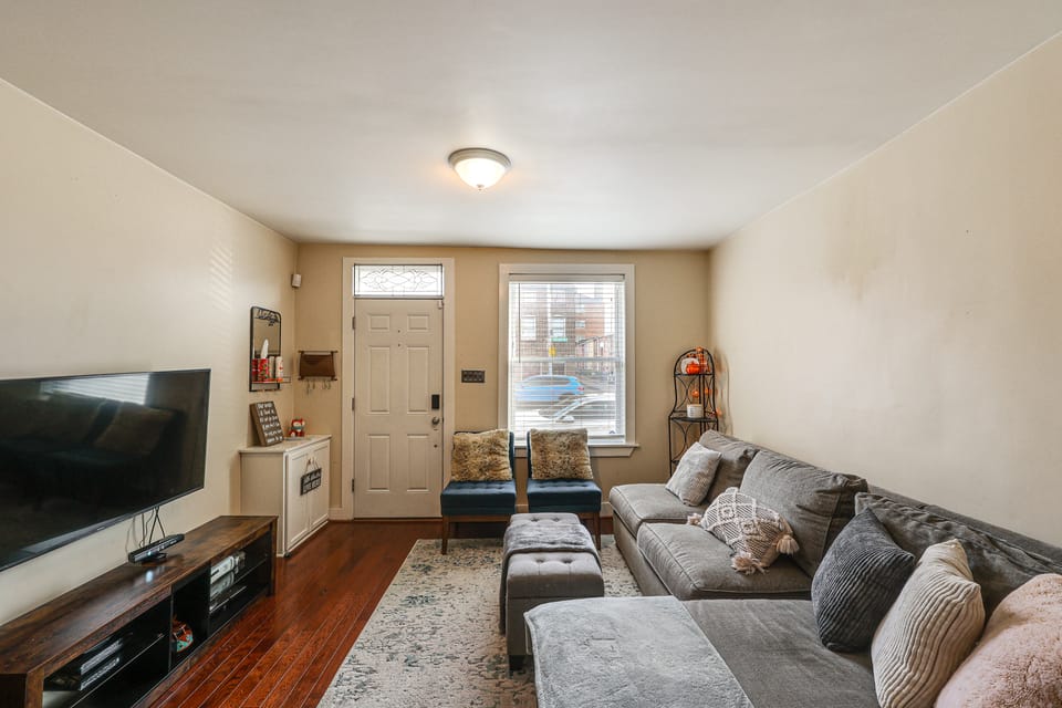 Historic 3-Story Fells Point Rowhouse w/ Backyard! Apartment in Baltimore