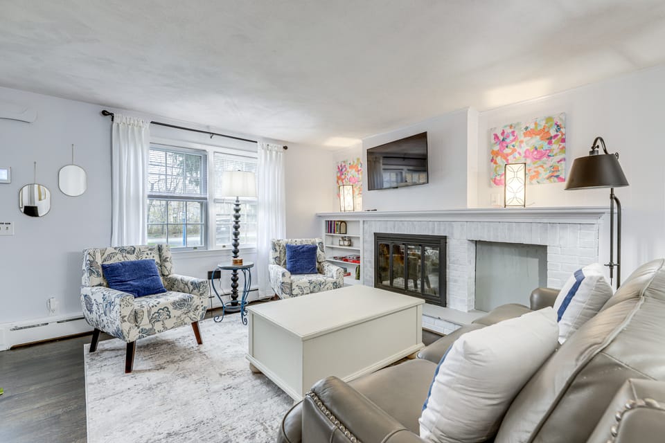 Thames River Fun! Sunny Retreat in Quaker Hill House in Montville