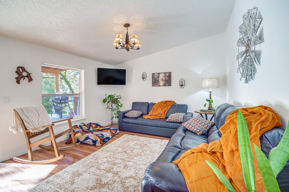 Riverfront Relaxation: Secluded Jacksonville Home House in Oregon