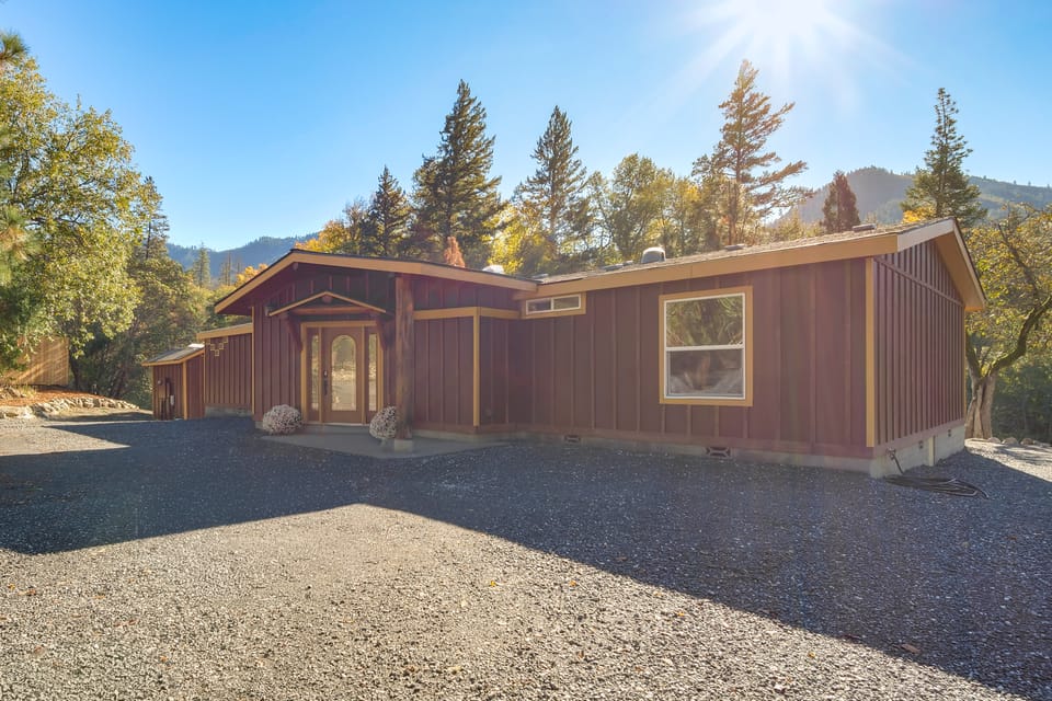 Riverfront Relaxation: Secluded Jacksonville Home House in Oregon