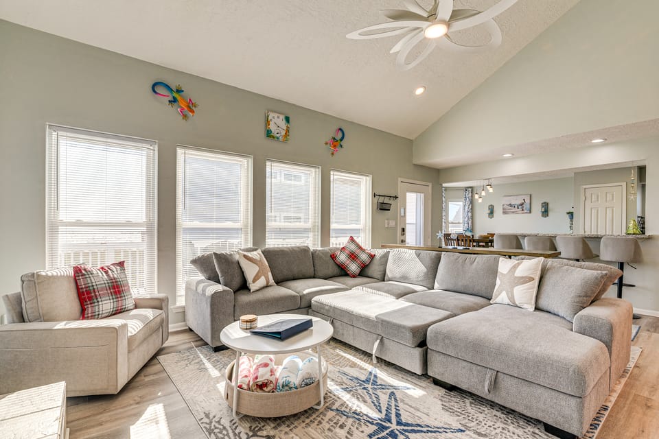 Walk to Beach: Ocean-View Family Home in Galveston House in Galveston Island