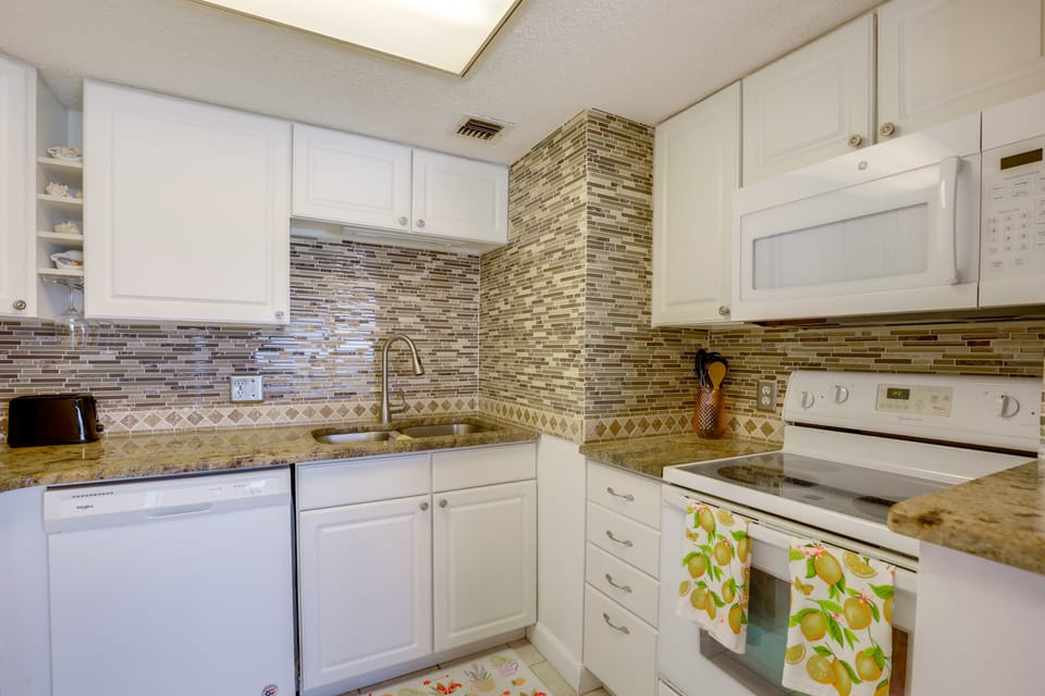 Steps to Shore: Ormond Beach Condo w/ Pool Access! Apartment in Ormond By The Sea