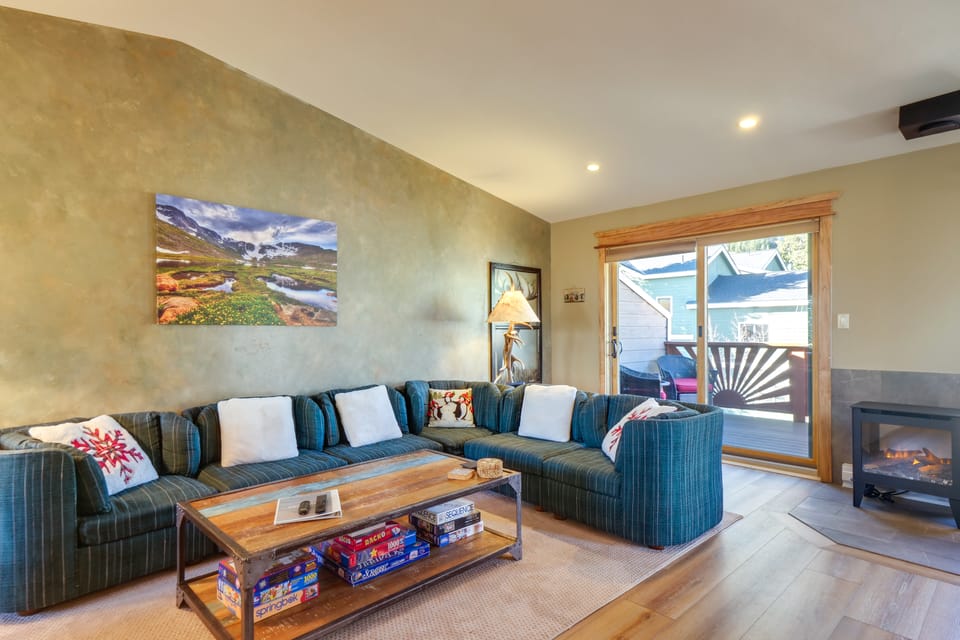 Walk to Main St Frisco: Mount Royal View Apartment in Frisco