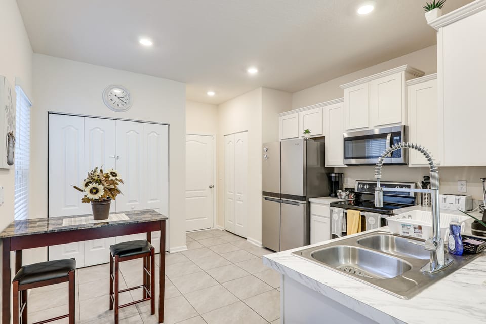 4 Mi to EverBank Stadium! Stylish Suburban Retreat Apartment in Jacksonville