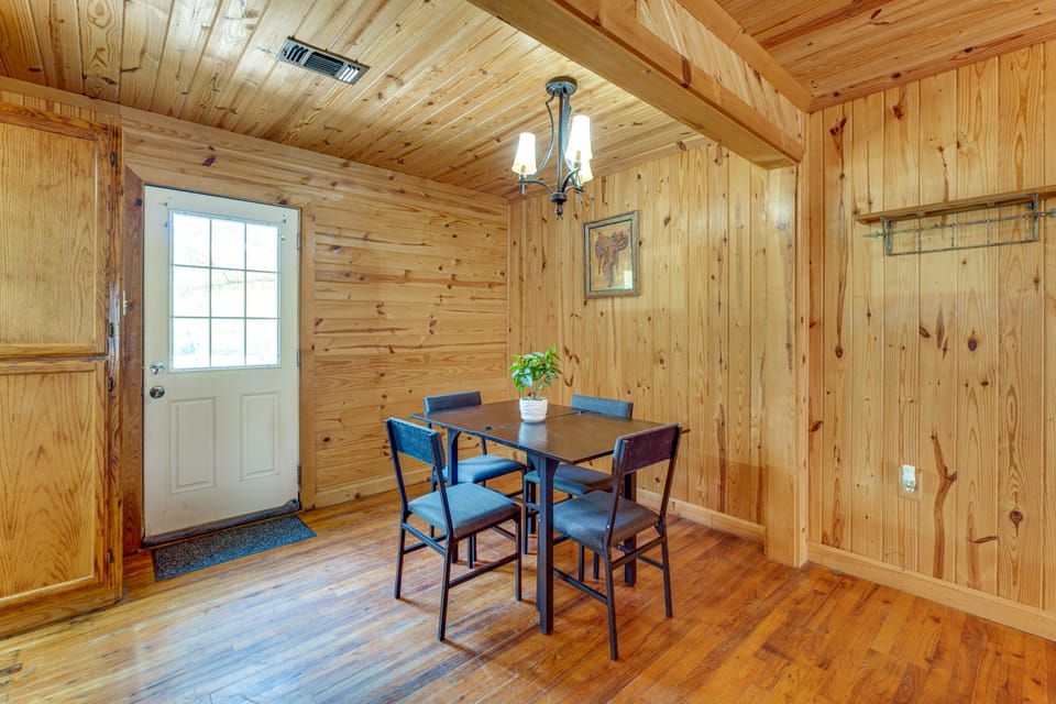 6 Mi to Main St Poplarville: Cabin w/ Pasture View House in Mississippi