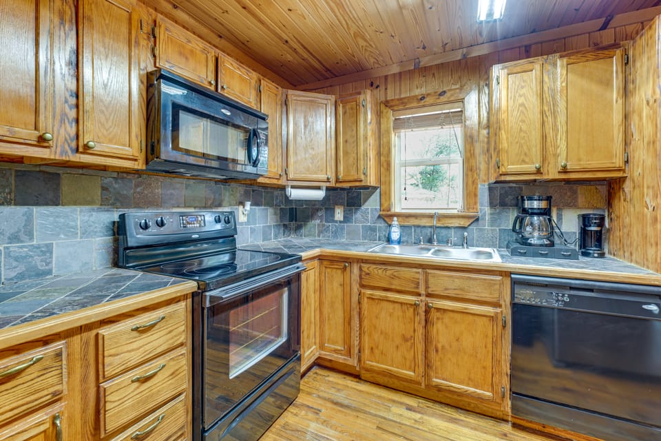 6 Mi to Main St Poplarville: Cabin w/ Pasture View House in Mississippi