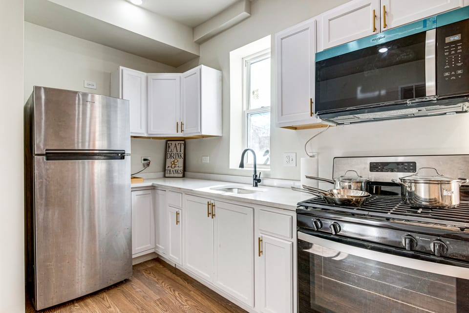 Close to Univ of Chicago - Extended Stays Welcome Apartment in Englewood